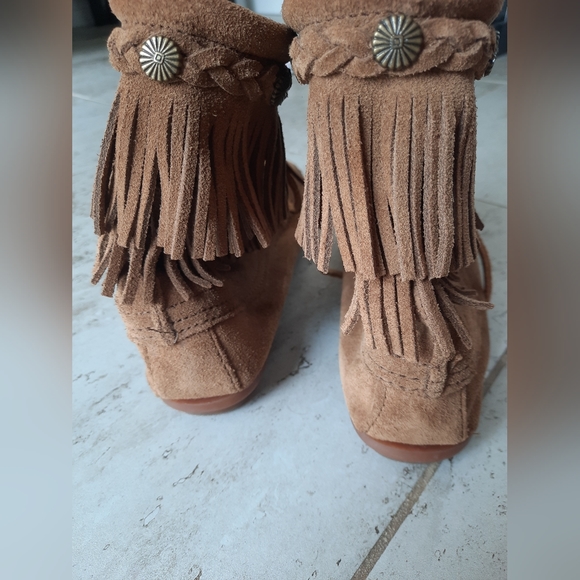 Minnetonka Double Fringe Tramper suede leather Boots - Picture 3 of 4
